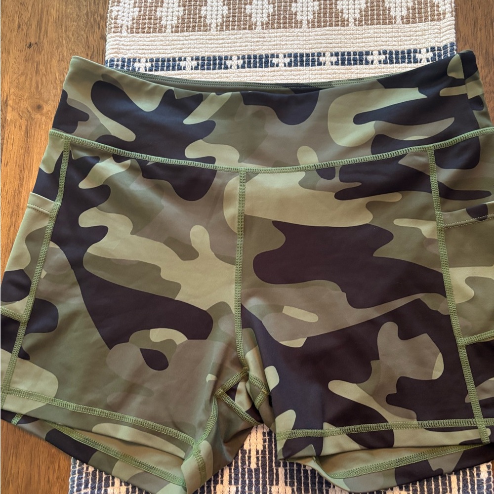 Zyia lot of 5 : shorts, jogger, tank, long sleeve shirt